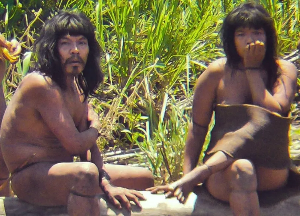 Miembros de la tribu Mashco-Piro, fotografiados en un lugar secreto cerca del Parque Nacional del Manu en el sureste de Perú