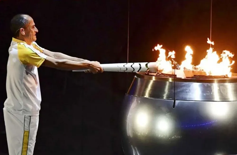 Vanderlei Cordeiro De Lima encendiendo el pebetero el pasado viernes 5 de agosto en Río