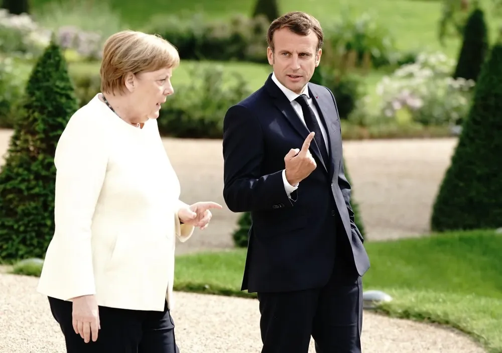 El presidente francés, Emmanuel Macron, junto a la canciller alemana, Angela Merkel, en un encuentro en la casa de huéspedes del gobierno alemán
