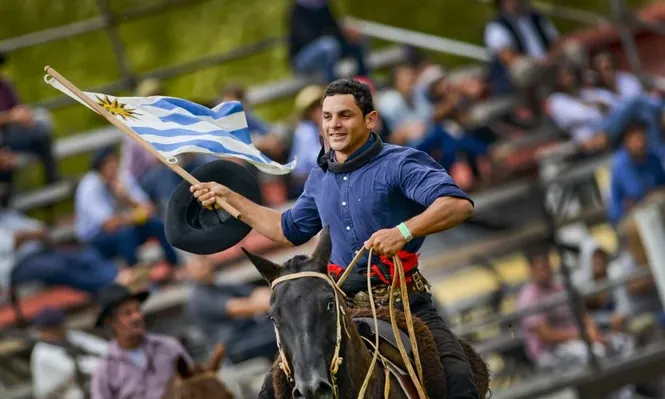 Jineteadas: vuelta de honor en la Rural del Prado.