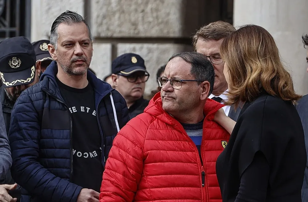 Imagen del conserje del bloque de edificios arrasado por el fuego en el barrio de Campanar.