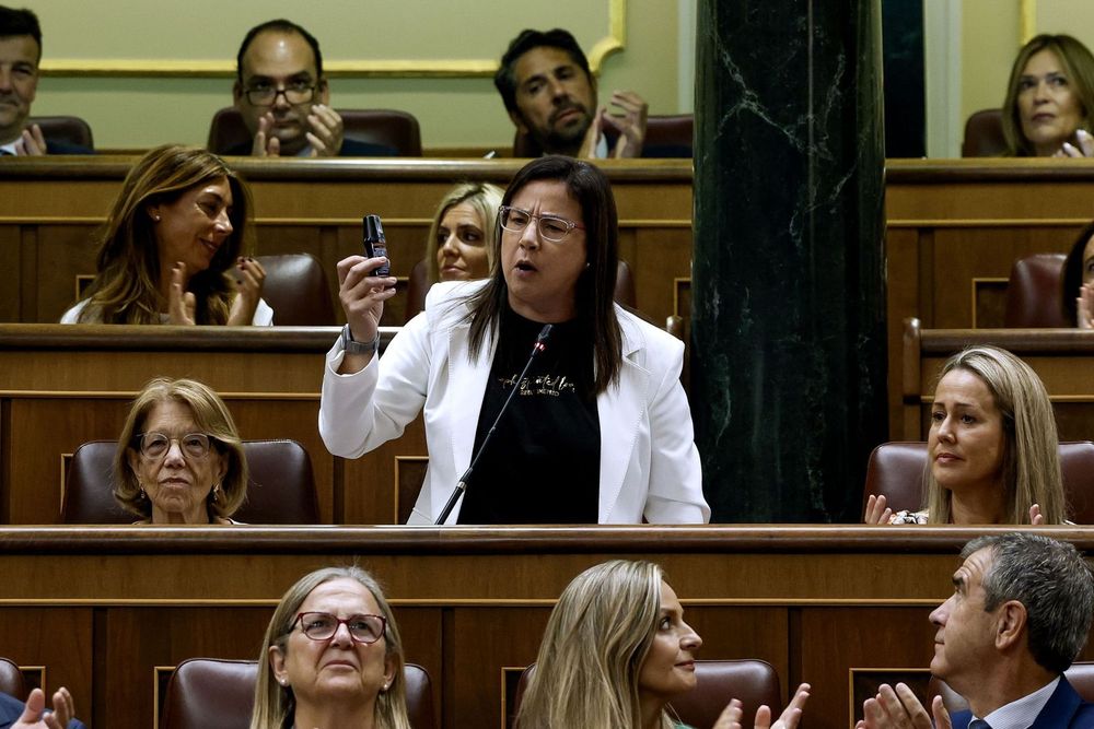 La diputada del PP, Ana Vázquez, muestra un espray de gas pimienta como el que usan las mujeres en Ceuta, y fue expulsada del recinto del Congreso.&nbsp;