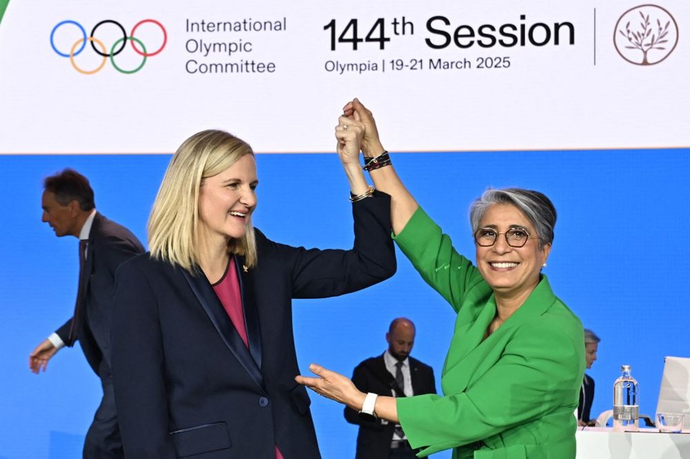 Kirsty Coventry tras ser electa es felicitada por Nicole Hoevertsz