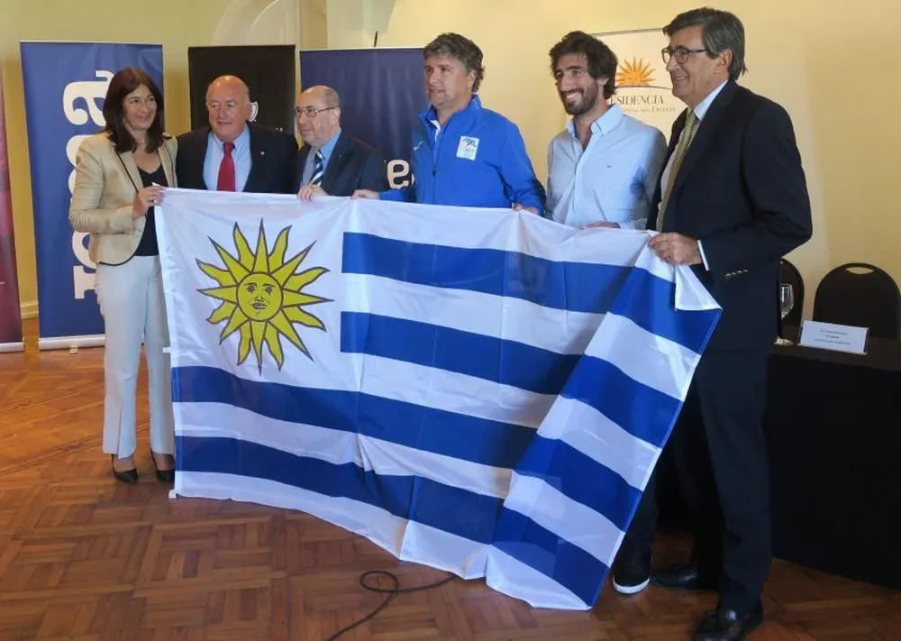 Pablo Cuevas y Enrique Pérez junto a autoridades del Deporte, Tenis y Turismo