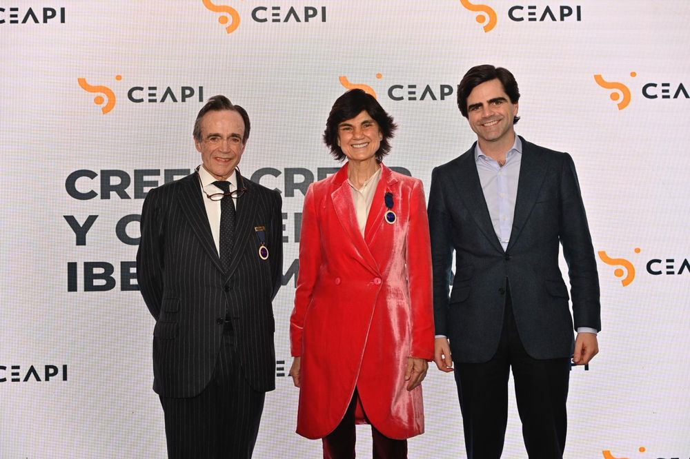 Diego de Alcázar (IE) y María Benjumea (South Summit), premiados con medallas de CEAPI, y Darío Del Alcázar Benjumea.