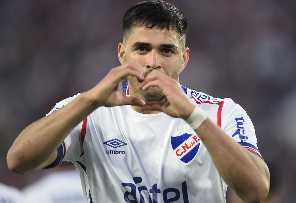 Maximiliano Gómez celebra un gol para Nacional
