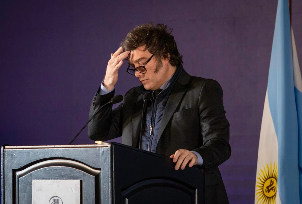 The Economist publicó un análisis sobre Javier Milei, destacando avances en su plan económico, incluyendo el acuerdo con el FMI y la salida del cepo cambiario.