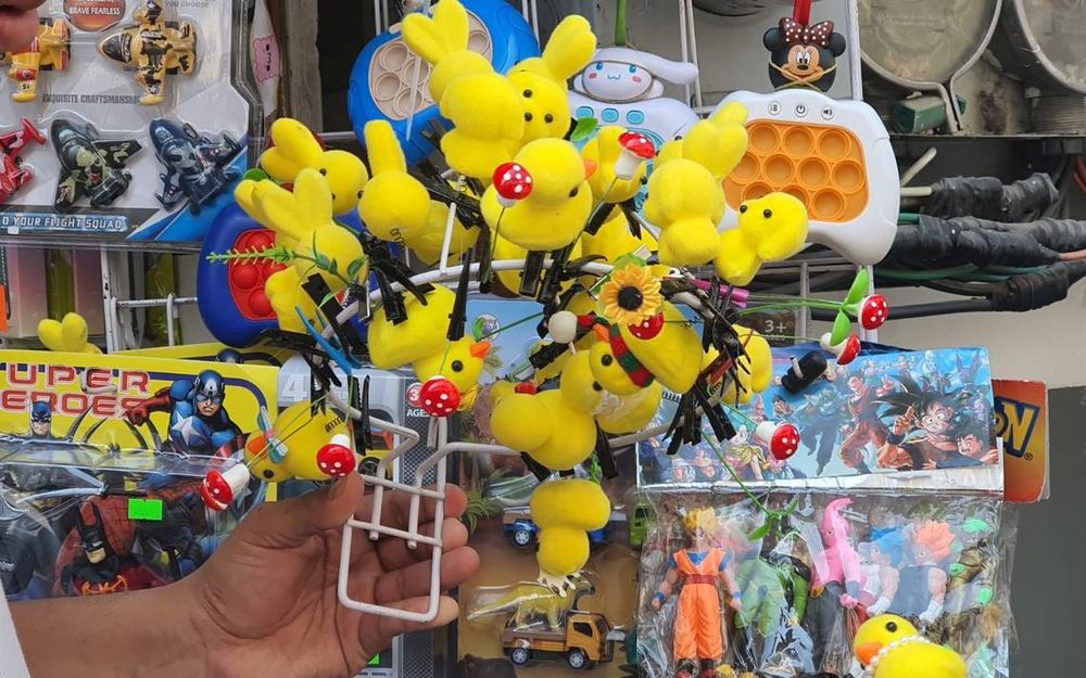 La nueva tendencia viral de los patitos amarillos en la cabeza: por qué la gente los usa