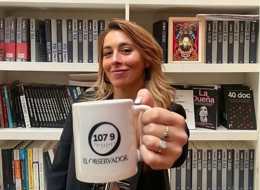 Camila Dolabjian es la conductora de Café & Negocios