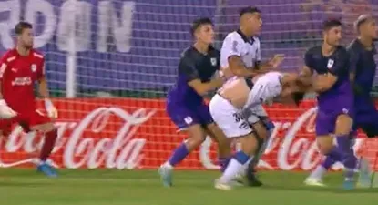 Rodrigo Pérez de Defensor Sporting, toma de la cabeza a Matías Zunino de Liverpool y lo tira en el área