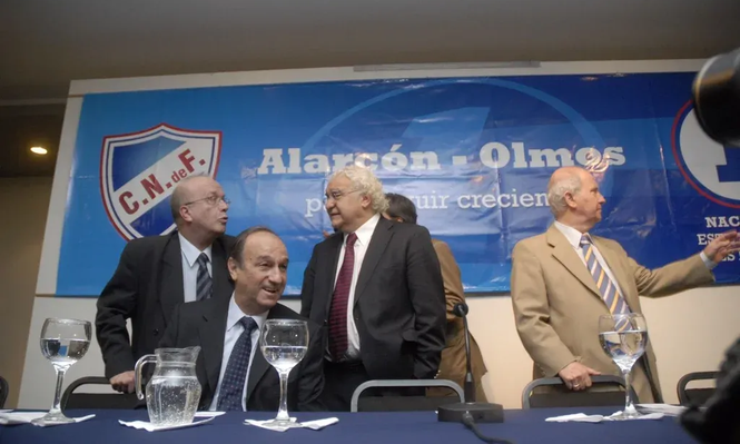 Héctor Olmos, sentado, en el lanzamiento de la lista de Ricardo Alarcón en 2010