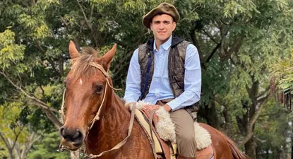 Maxi Gómez a caballo en su campo