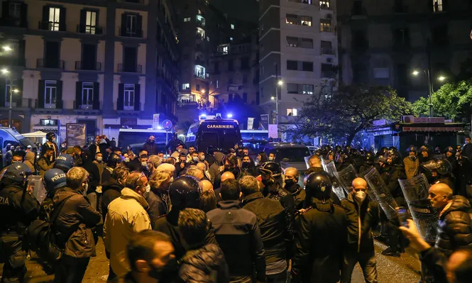 Hubo enfrentamientos en Nápoles entre la policía y manifestantes contra el toque de queda