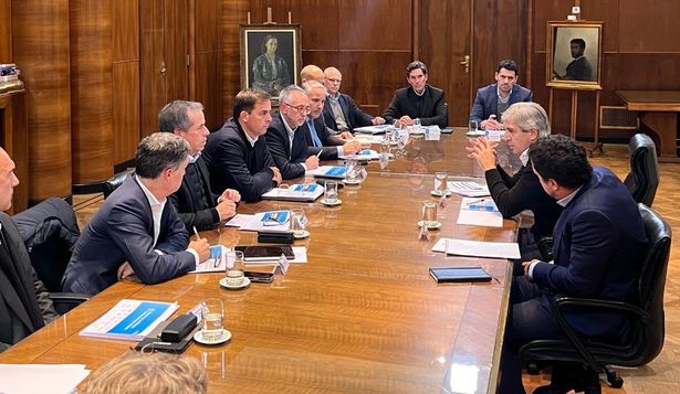 Caputo les pidió a las automotrices vender en dólares y cuotas: buscan reactivar el consumo