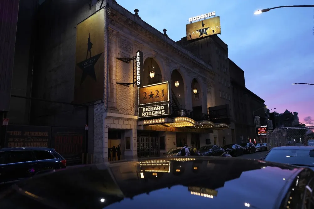 Para las producciones de Broadway, cada una de las cuales implica millones de dólares de inversión, reabrir en estas condiciones no resultaba económicamente rentable 