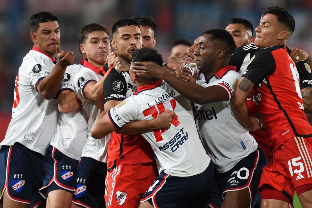 La pelea que generó una entrada muy fea de Lozano
