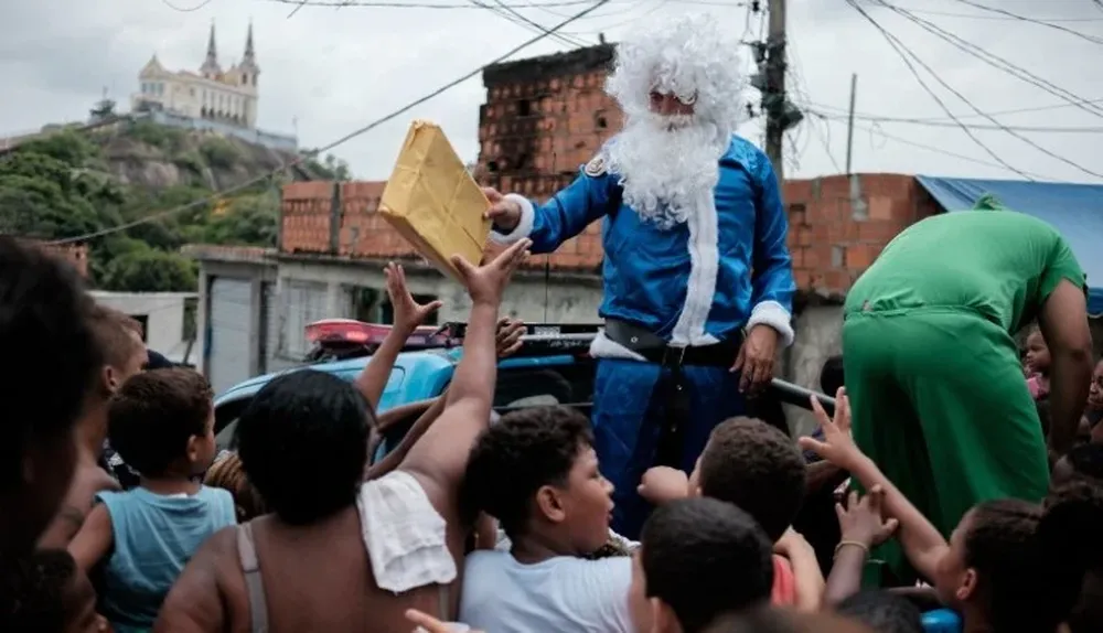 Un policía entrega juguetes en la favela Vila Cruzeiro en Río