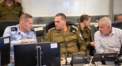 El director del servicio de inteligencia interior (Shin Bet), Ronen Bar (d) conversa con el jefe de las Fuerzas Armadas israelís, Eyal Zamir (c) y el comandante en jefe de las Fuerzas Aéreas, Tomer Bar (i) en el centro de operaciones subterráneas en Israel.