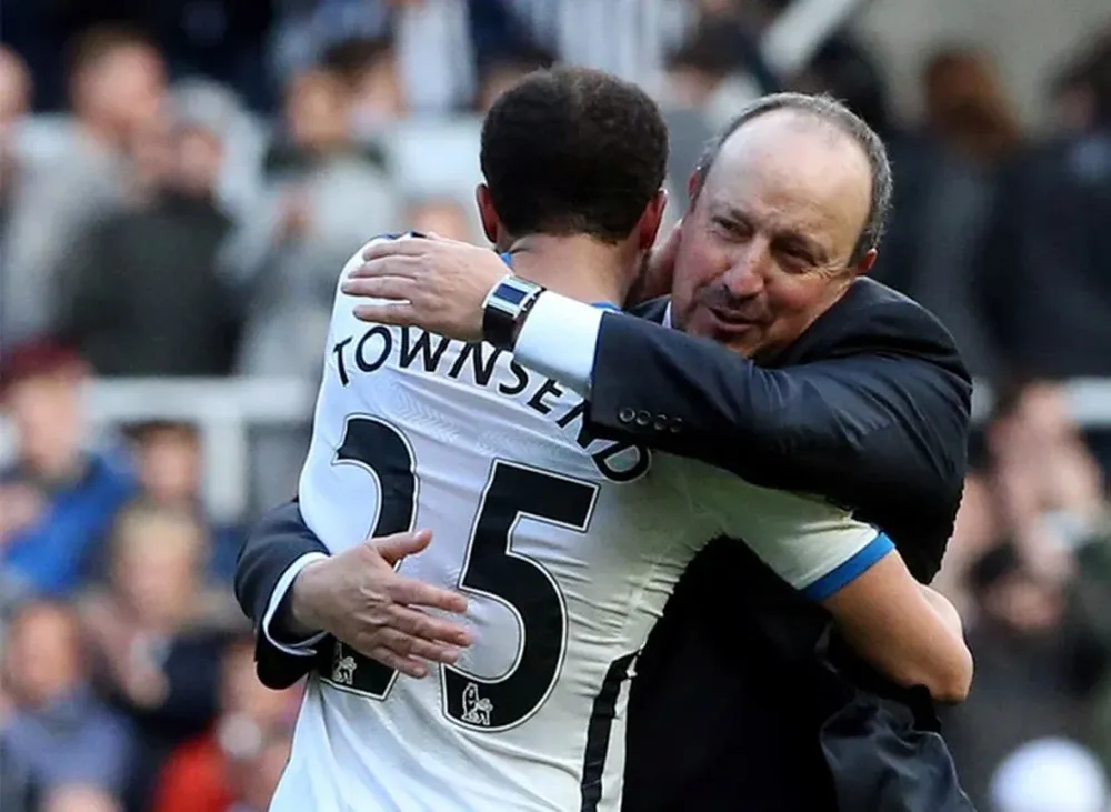 El técnico Rafael Benítez saluda al autor del gol del triunfo Andros Townsend