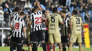 El arquero de Wanderers, Mauro Silveira, yace en el suelo y Peñarol se quedó con uno de menos por el Torneo Apertura