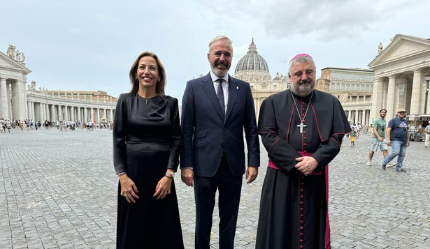 El presidente de Aragón, Jorge Azcón, y la alcaldesa de Zaragoza, Natalia Chueca, en el Vaticano