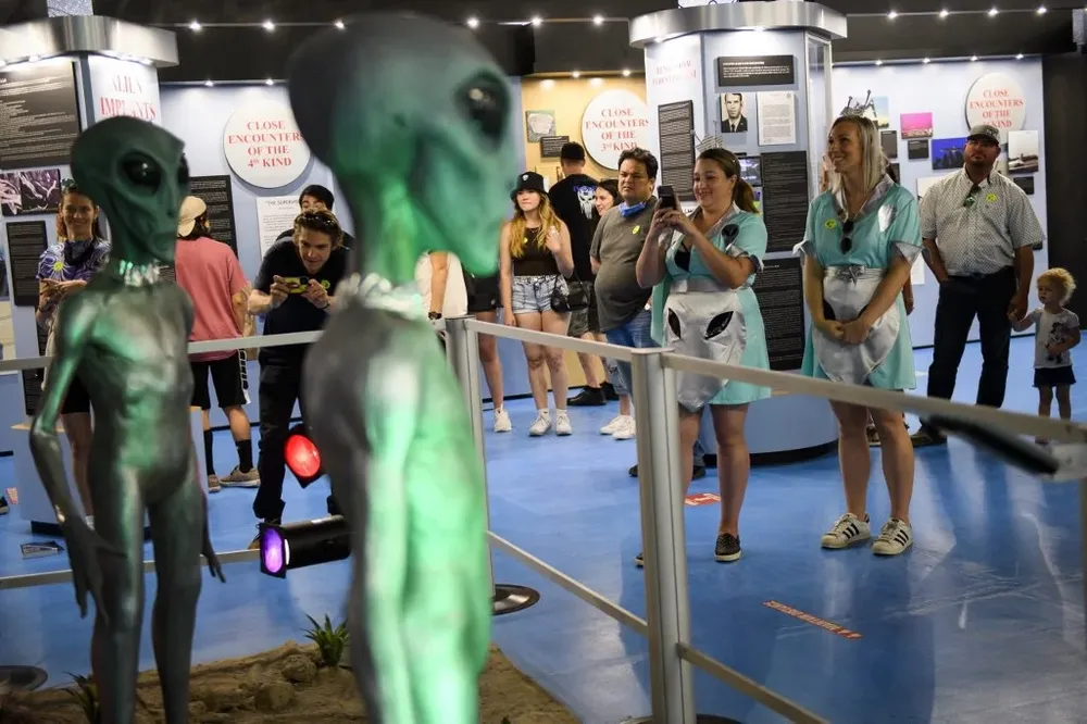 Exhibición de figuras extraterrestres