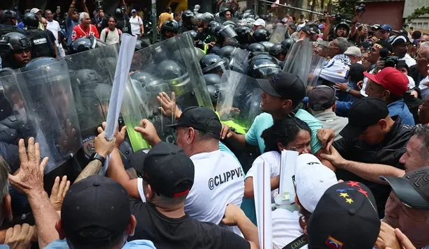 Caracas vuelve a protestar: trabajadores toman la calle por aumento de salario y Delcy Rodríguez asoma su mano dura