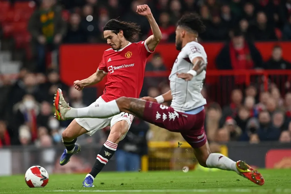 Esta fue la llegada más peligrosa de Edinson Cavani ante Aston Villa que Dibu Martínez atajó notablemente