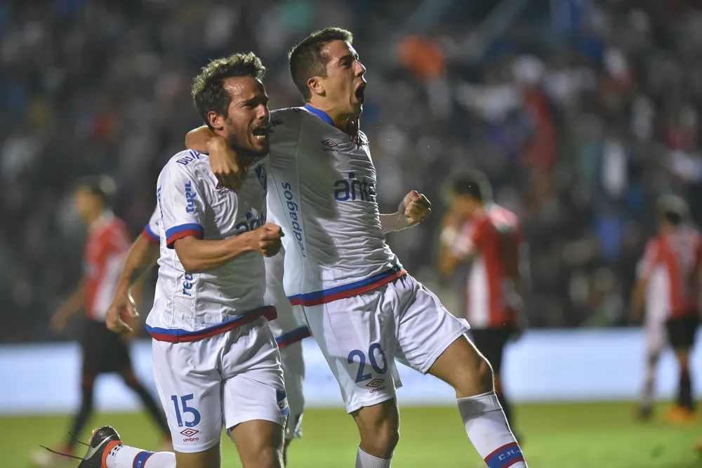 De Pena y Tata González celebran el gol del triunfo de Nacional