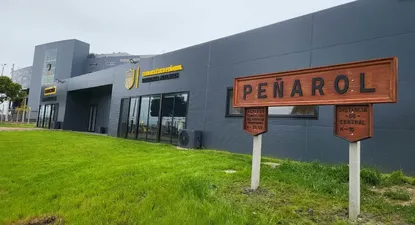 La residencia de los juveniles de Peñarol ya tiene en su puerta el cartel igual al de la Estación Peñarol
