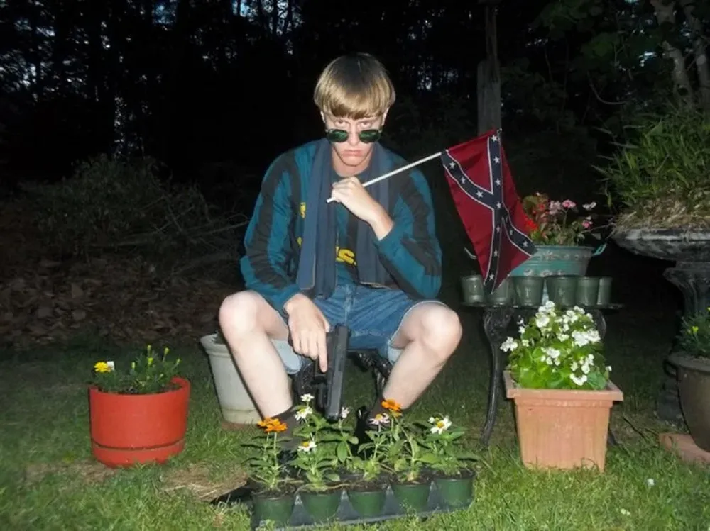 Fotografías de Dylann Roof aparecieron en un sitio web dedicado a la supremacía blanca