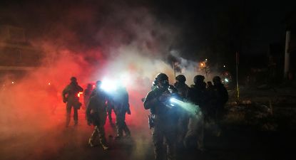 La policía lanzó gases lacrimógenos en Minneapolis para contener a manifestantes