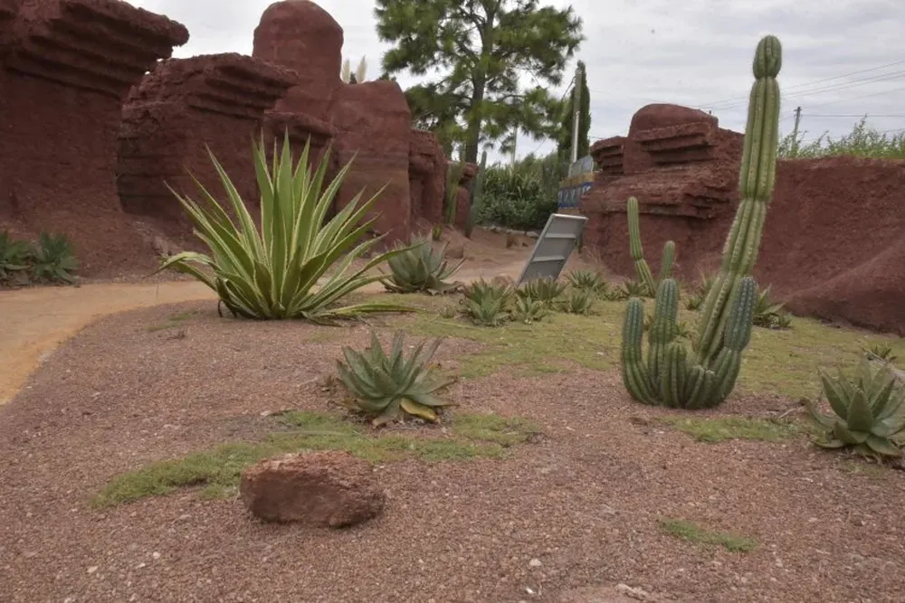 El parque representa las distintas formas de desiertos que contiene nuestro planeta. Entre ellos está el desierto de Gobi, el del Sahara y el del Colorado.