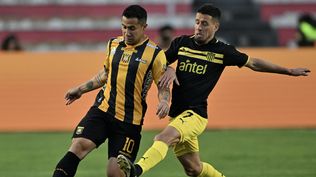 Michael Ortega de The Strongest ante la marca de Javier Cabrera de Peñarol