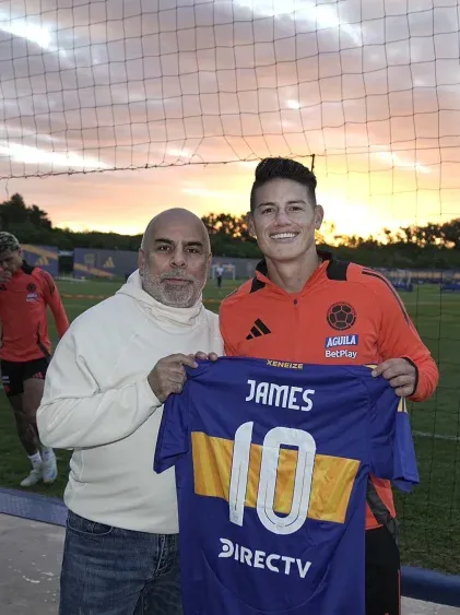 Mauricio Chicho Serna y James Rodríguez en el predio de Boca Juniors