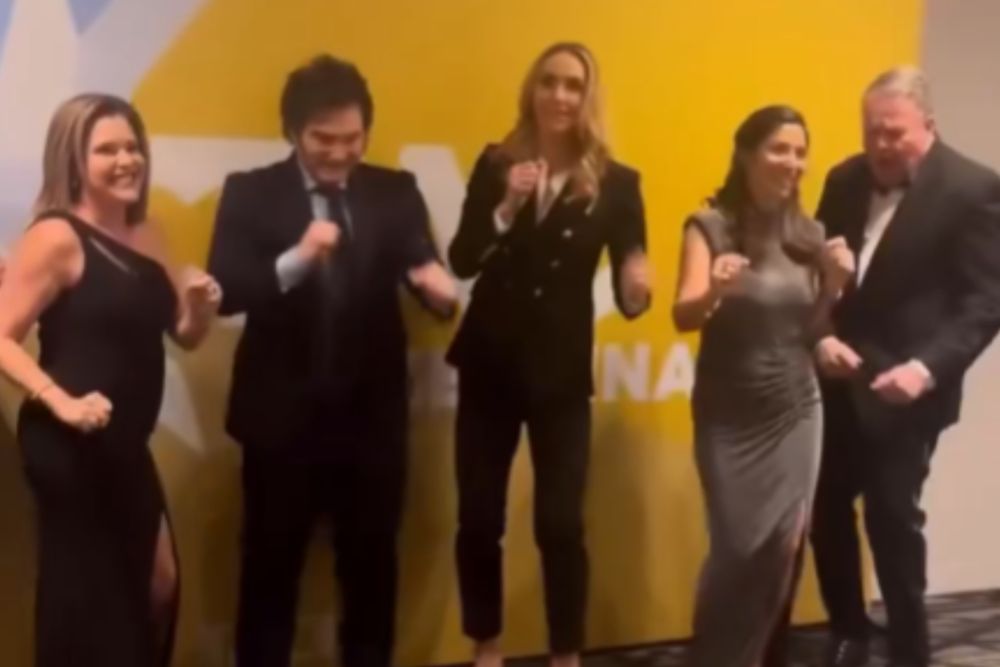 Milei bailó junto a la nuera de Donald Trump al ritmo de YMCA.