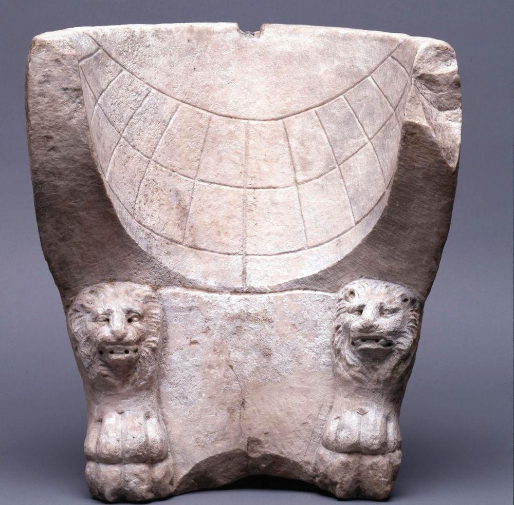Los hemiciclos fueron creados por el astrónomo griego Aristarco de Samos alrededor del 280 a.C. (Aquí, uno romano del siglo I, al que le falta el gnomon arriba).