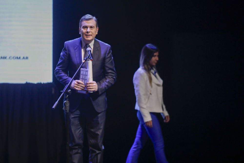 El gobernador de la Provincia de Santiago del Estero Gerardo Zamora recibió el premio al proyecto educativo provincial en la transmisión del legado de Ana Frank. El gobernador de la Provincia de Santiago del Estero Gerardo Zamora recibió el premio al proyecto educativo provincial en la transmisión del legado de Ana Frank.