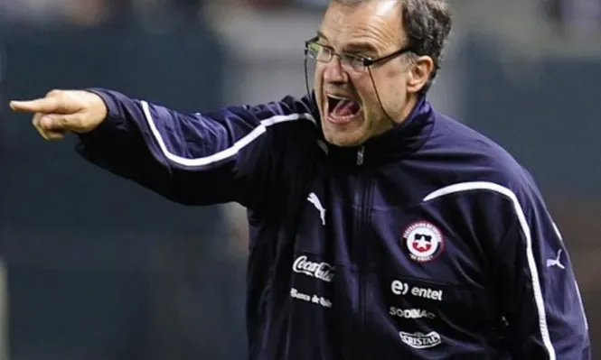Marcelo Bielsa cuando dirigía a la selección chilena