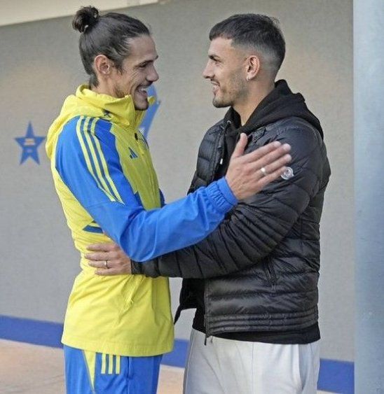 Edinson Cavani y Leandro Paredes