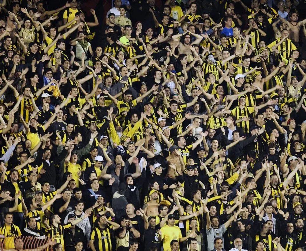 La hinchada de Peñarol llegó de a miles a Porto Alegre