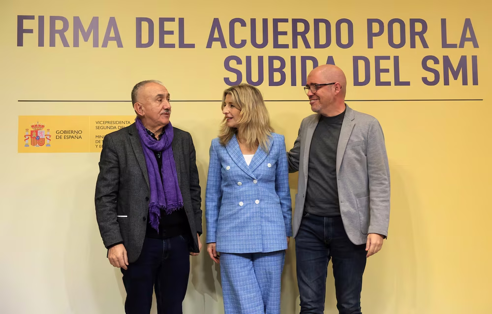 La vicepresidenta segunda del Gobierno y ministra de Trabajo y Economía Social, Yolanda Díaz, junto a los secretarios generales de CCOO, Unai Sordo y de UGT, Pepe Álvarez