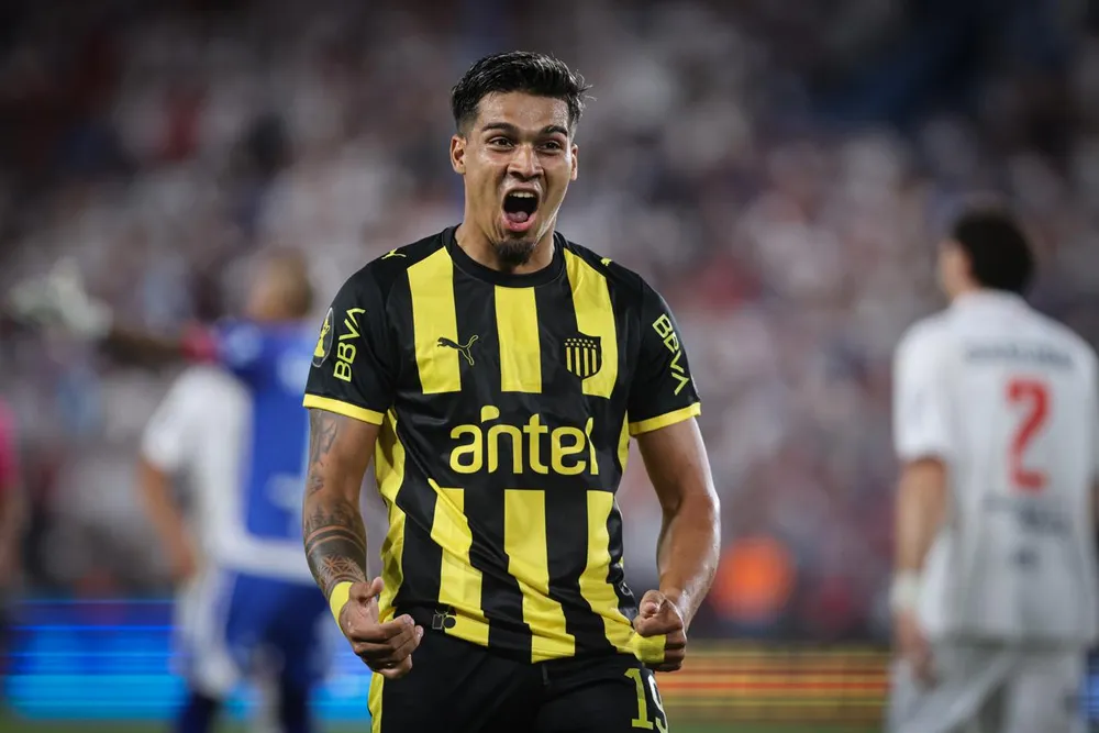 Matías Arezo de Peñarol festeja su gol ante Nacional por el Torneo Apertura