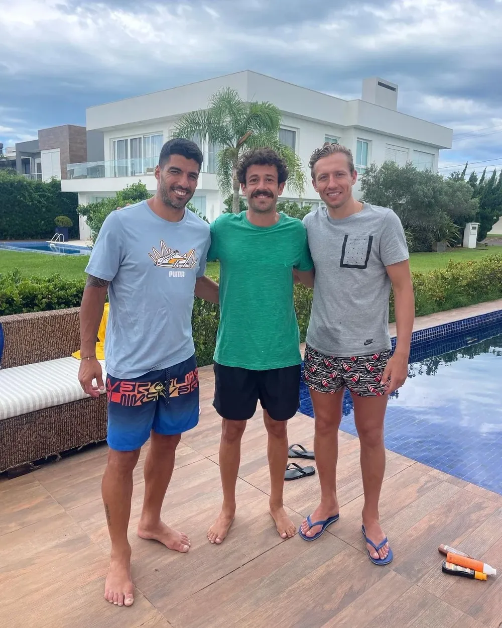 Luis Suárez y su relax del domingo junto a Lucas Leiva y Duda Garbi