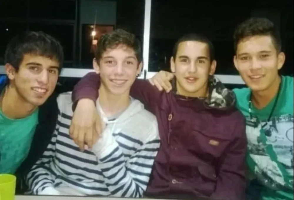Fede Valverde junto a Diego Rossi, Fabián Píriz e Iván Cartés.