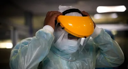 Médico preparándose para atender paciente con covid-19
