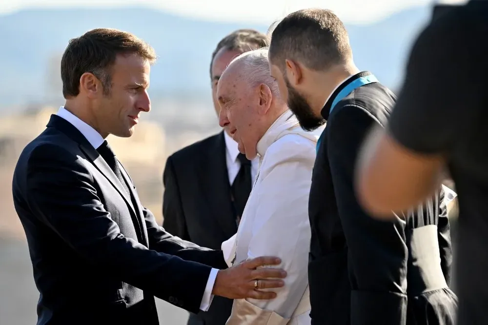 El presidente francés Emmanuel Macron asistirá con su esposa a la misa celebrada por el Papa Francisco en la catedral de Marsella