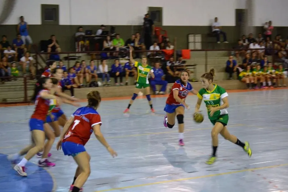 Paula Basaistegui ataca a la defensa de Goes