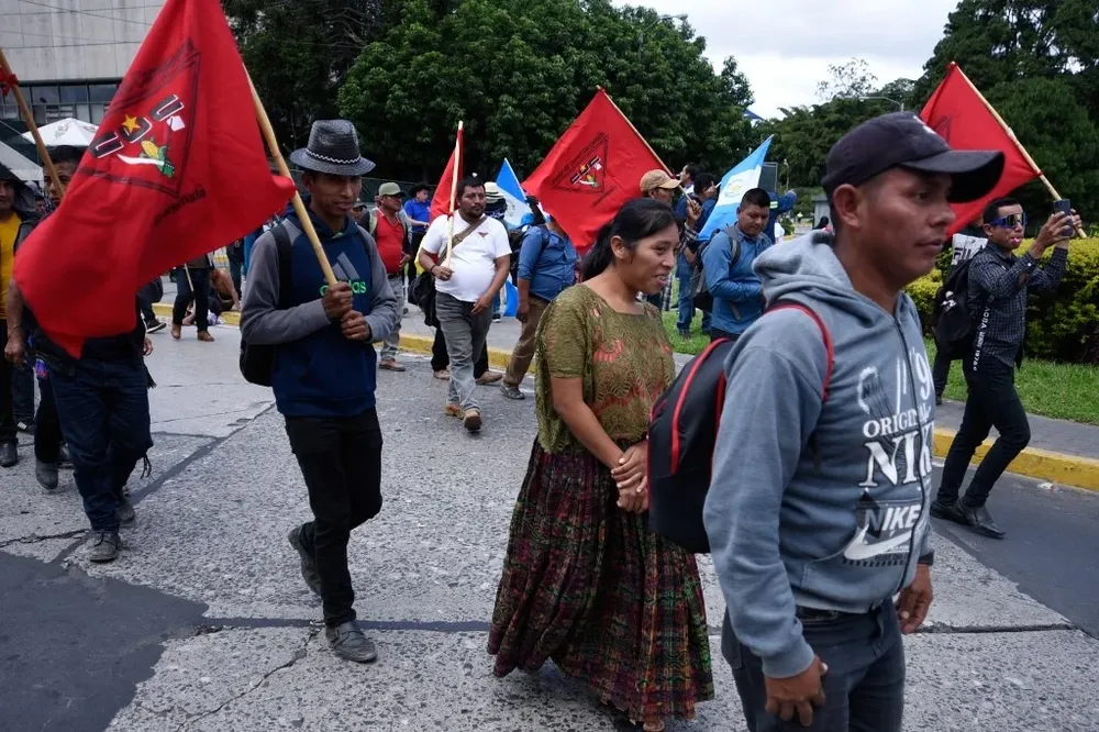Manifestantes exigen la renuncia de Consuelo Porras, la fiscal que allanó la sede de Semilla, el partido del presidente electo