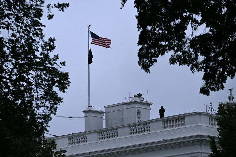 Decenas de disparos cerca de la Casa Blanca: fue abatido un hombre que atacó al Servicio Secreto de Estados Unidos